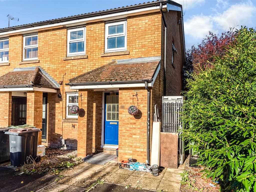 2 bed end terrace house for sale in Villiers Close, Luton, Bedfordshire