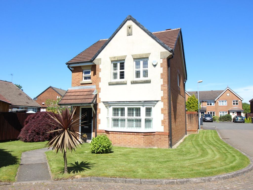 3 bed detached house for sale in Silverdale Close, Bury, Lancashire BL9