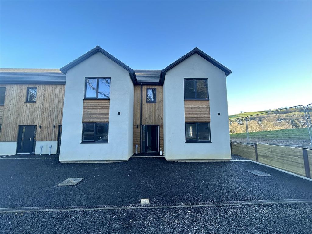 4 bed end terrace house for sale in Kennicott Place, Ashburton Road