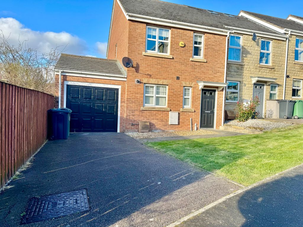3 bed town house for sale in Redberry Avenue, Heckmondwike WF16, £210,000 Zoopla