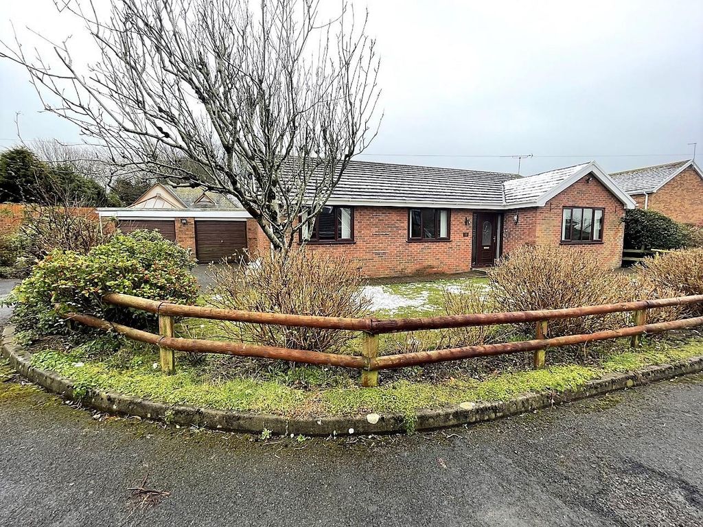 3 bed detached bungalow for sale in Meadow Croft, Southgate, Swansea