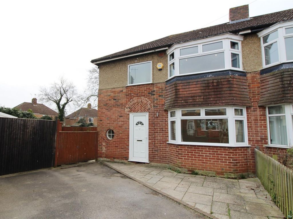 3 bed semidetached house to rent in Onslow Gardens, Caversham, Reading
