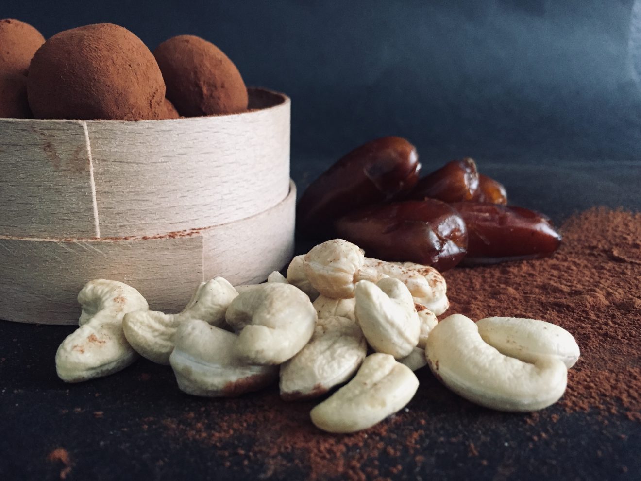 SÜSSE SÜNDE // TRUFFES AUX DATTES ET NOIX (ENERGIEBÄLLCHEN) // REZEPT