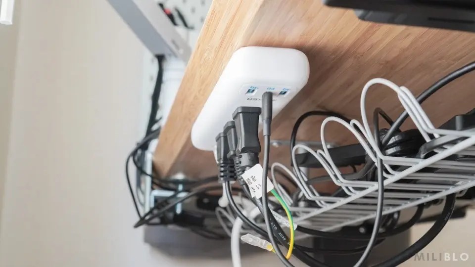 PCデスク周りの配線整理のコツとケーブルをすっきり見せる天板裏の収納術まとめ MILIBLO ミリブロ