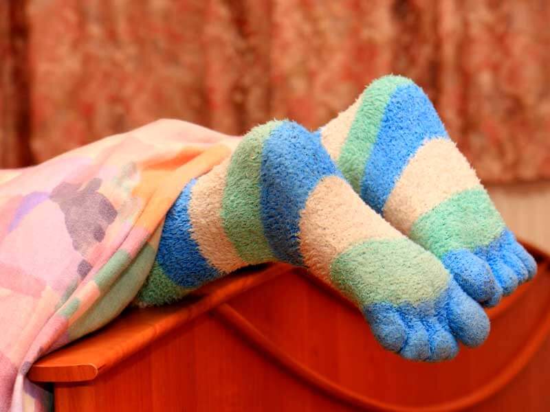 why it is important to sleep with socks on sag जुराब पहनकर सोना क्यों