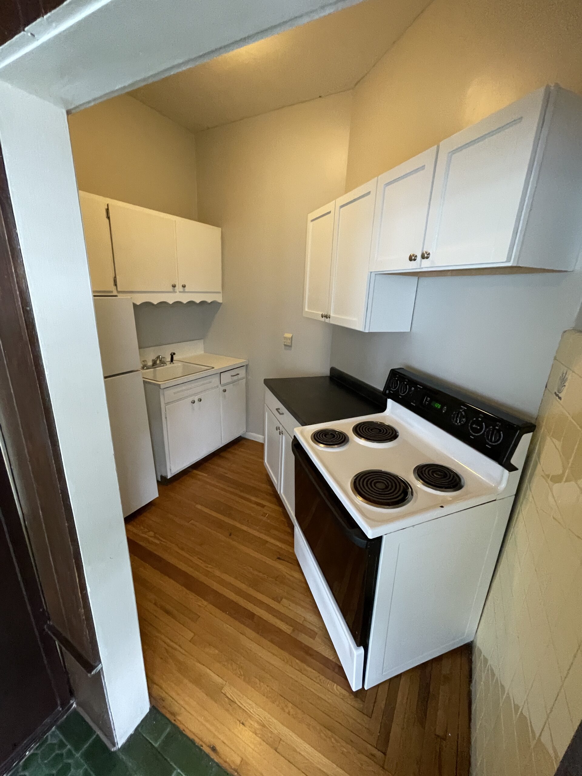 2118 Pillsbury Mansion Apt 5 Studio , Original Sunroom. 19 UNIT WEDGE