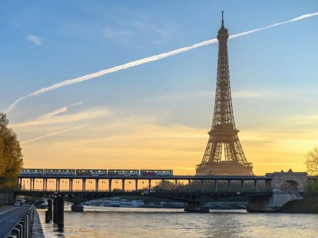 What Time Does the Eiffel Tower Light Up? Sparkle Times & Info