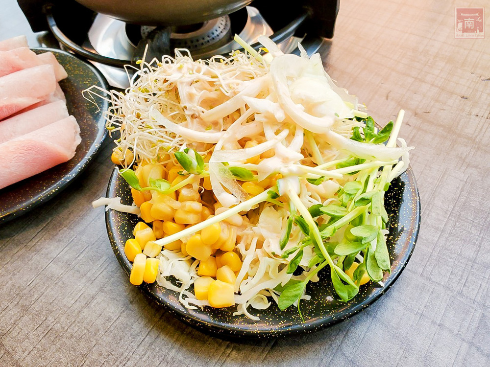 【臺南美食】台南撩妹鍋物店｜個人鍋130元起吃到飽｜chups棒棒糖口味氣泡飲隨你喝~~億品鍋勝利成大店