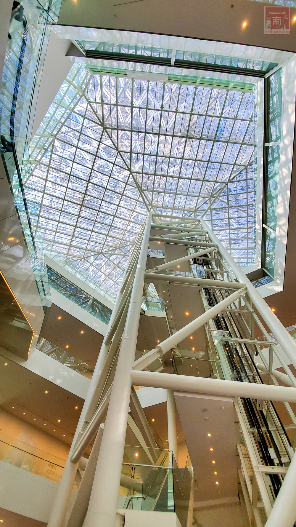 【臺南美食】以循環設計打造的空間受賞2022金點設計獎，純白空間好好拍，打造臺南的天空公園，以玻璃碎片打造餐桌椅型式~南美春室