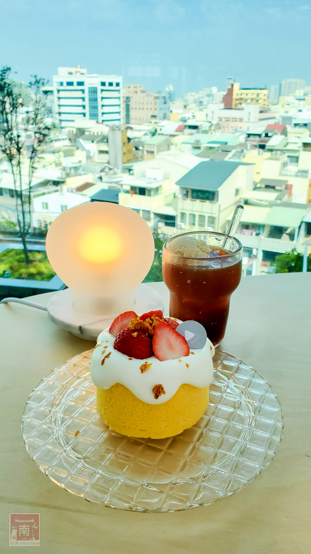 【臺南美食】以循環設計打造的空間受賞2022金點設計獎，純白空間好好拍，打造臺南的天空公園，以玻璃碎片打造餐桌椅型式~南美春室