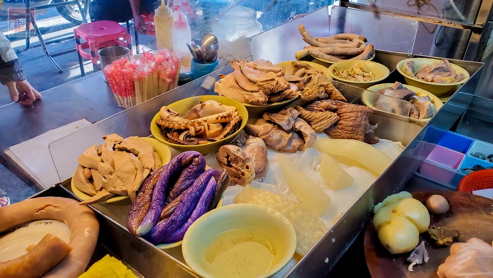 【臺南美食】台南80年香腸熟肉老店，自由配每樣通通20元，鯊魚肉、粉腸、香腸等必點，還有隱藏版肉燥飯~阿龍香腸熟肉