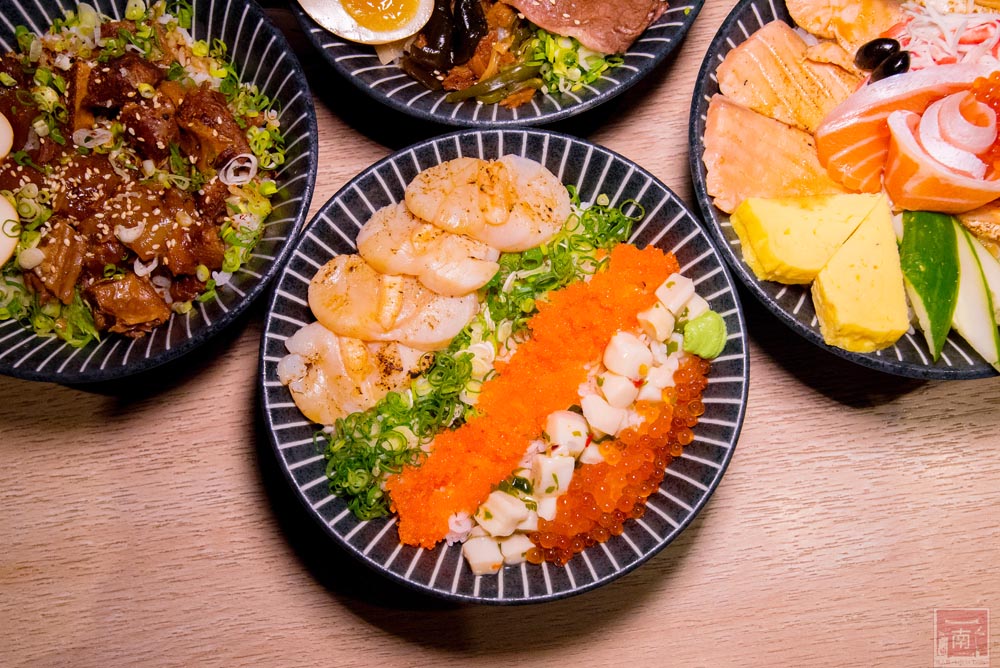 【臺南美食】說是日本料理不如說是丼飯專賣， 雖然有傳統日本料理外，也有超多款丼飯料理，也供應外帶餐盒~心丼食堂壽司丼飯專賣