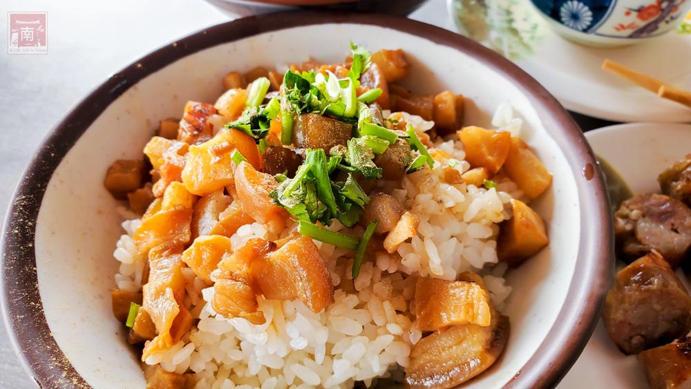 【臺南美食】陪伴南廠人長大的肉燥飯老店，肉燥飯搭配炭烤香腸才對味，沒有網紅的加持只有在地的美味~順天肉燥飯