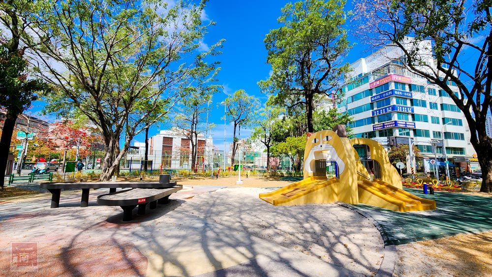 【臺南景點】 藏金閣2館進駐喻為最美的公家機關原址，從外到內都是浪漫歐式建築，還展示回收再修復的台式古典家具~藏金閣2館