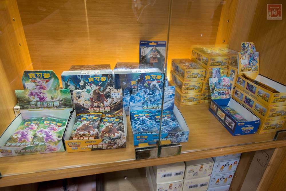 【臺南扭蛋】台南寶可夢中心在這裡，也有盲盒、日本流行扭蛋等，只有在迪士尼能買到的TOMICA小車打六折，加入會員送100元購物金~扭蛋將軍x轉蛋概念館