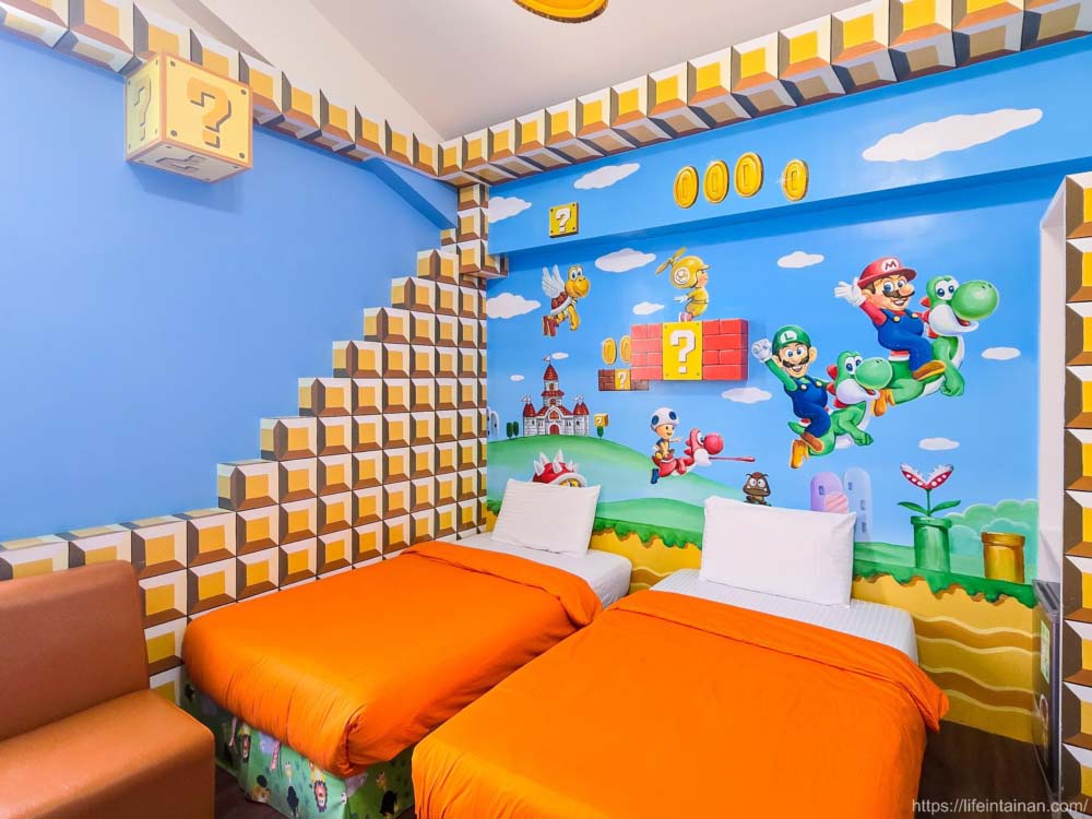 小琉球兩天一夜這樣玩｜夏天就是要玩水！搭船出發、租機車環島、浮潛看海龜、天氣熱就吃冰，一次攻略異國美食、人氣串燒、高評價日式料理，還有小琉球出現紅綠燈了──離島最強清涼行程全收錄！