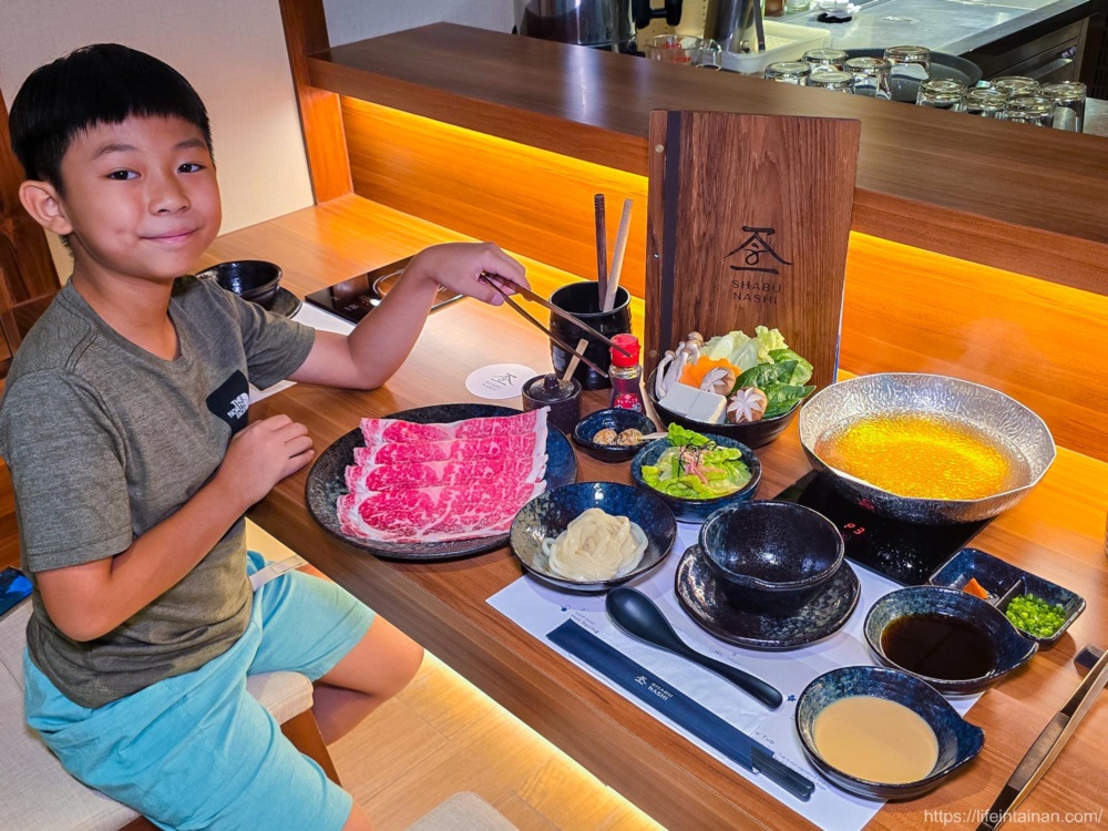 曼谷四面佛商圈一日遊全攻略|Erawan Bangkok Mall 朝聖拜四面佛、探訪 LV The Place Bangkok、品嚐 Shabu Nashi 鍋物、illy Caffè 咖啡甜點、KARMAKAMET 與 KARMA&SON 香氛、Blue Doors 咖啡 Pop-up 活動及精選美食 曼谷四面佛商圈一日遊全攻略|Erawan Bangkok Mall 朝聖拜四面佛、探訪 LV The Place Bangkok、品嚐 Shabu Nashi 鍋物、illy Caffè 咖啡甜點、KARMAKAMET 與 KARMA&SON 香氛、Blue Doors 咖啡 Pop-up 活動及精選美食