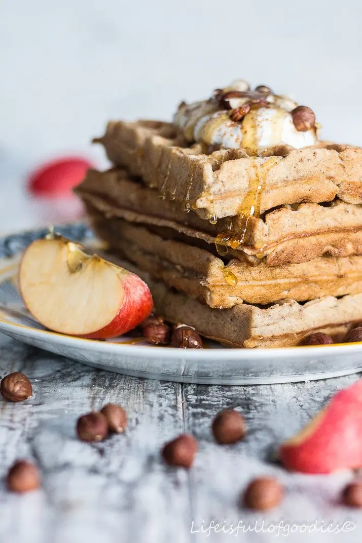 ApfelHaselnussWaffeln mit Apfelmus und Schlagsahne
