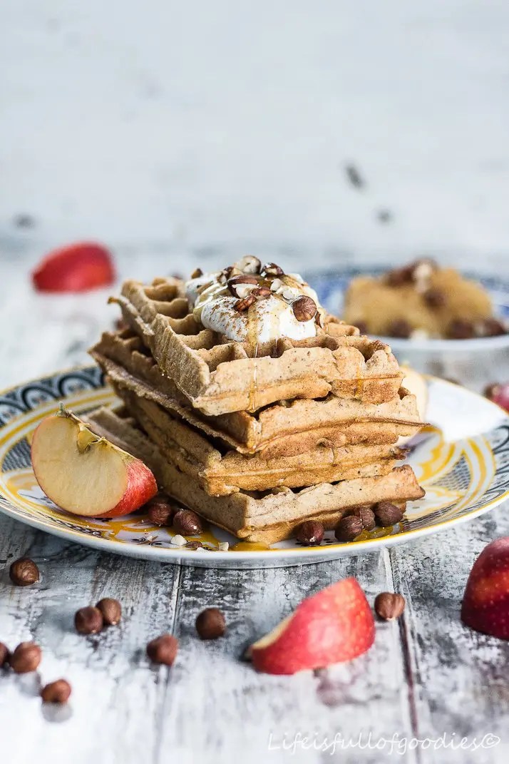 ApfelHaselnussWaffeln mit Apfelmus und Schlagsahne