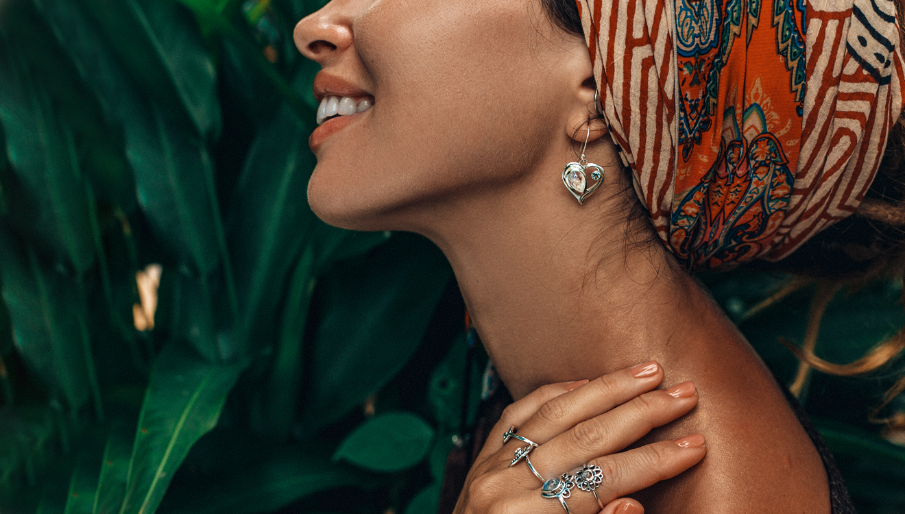 Moonstone Jewelry How to Coordinate Jewelry With Any Outfit