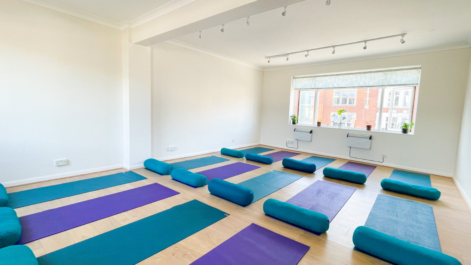 SHORT HIRES Light Centre