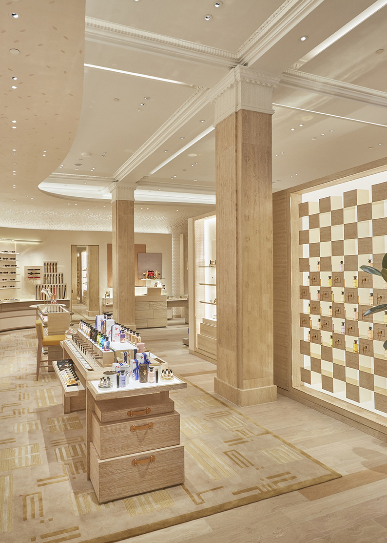 Louis Vuitton Harrods light.iQ