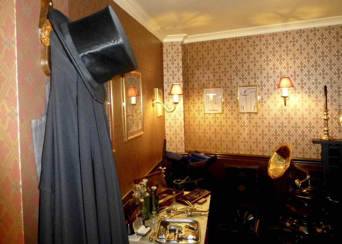 Visit the Jack the Ripper Museum London this Halloween. like love do
