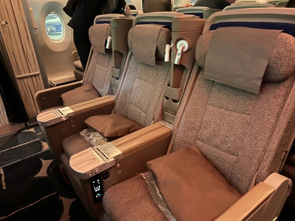 【華航豪華經濟艙】2025台北飛維也納搭乘經驗、盥洗包、餐點分享