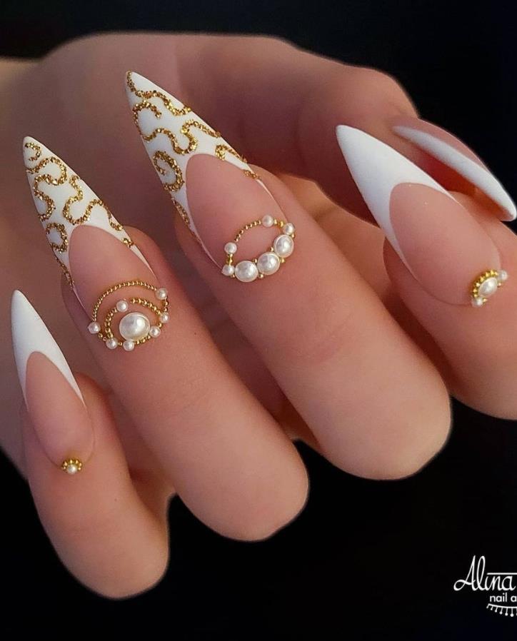 Clean and Minimalist Almond Acrylic Nail Styles are Popular in 2021