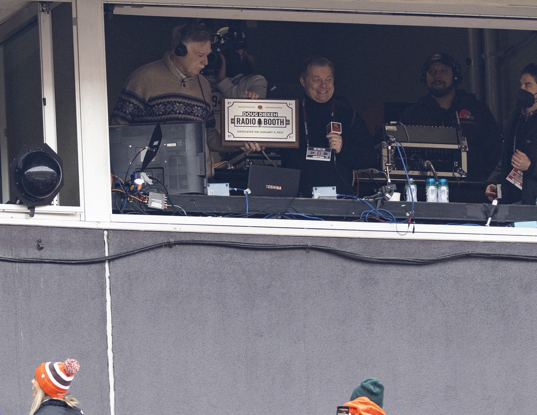 Deadspin Browns radio announcer Jim Donovan dies of cancer at 68
