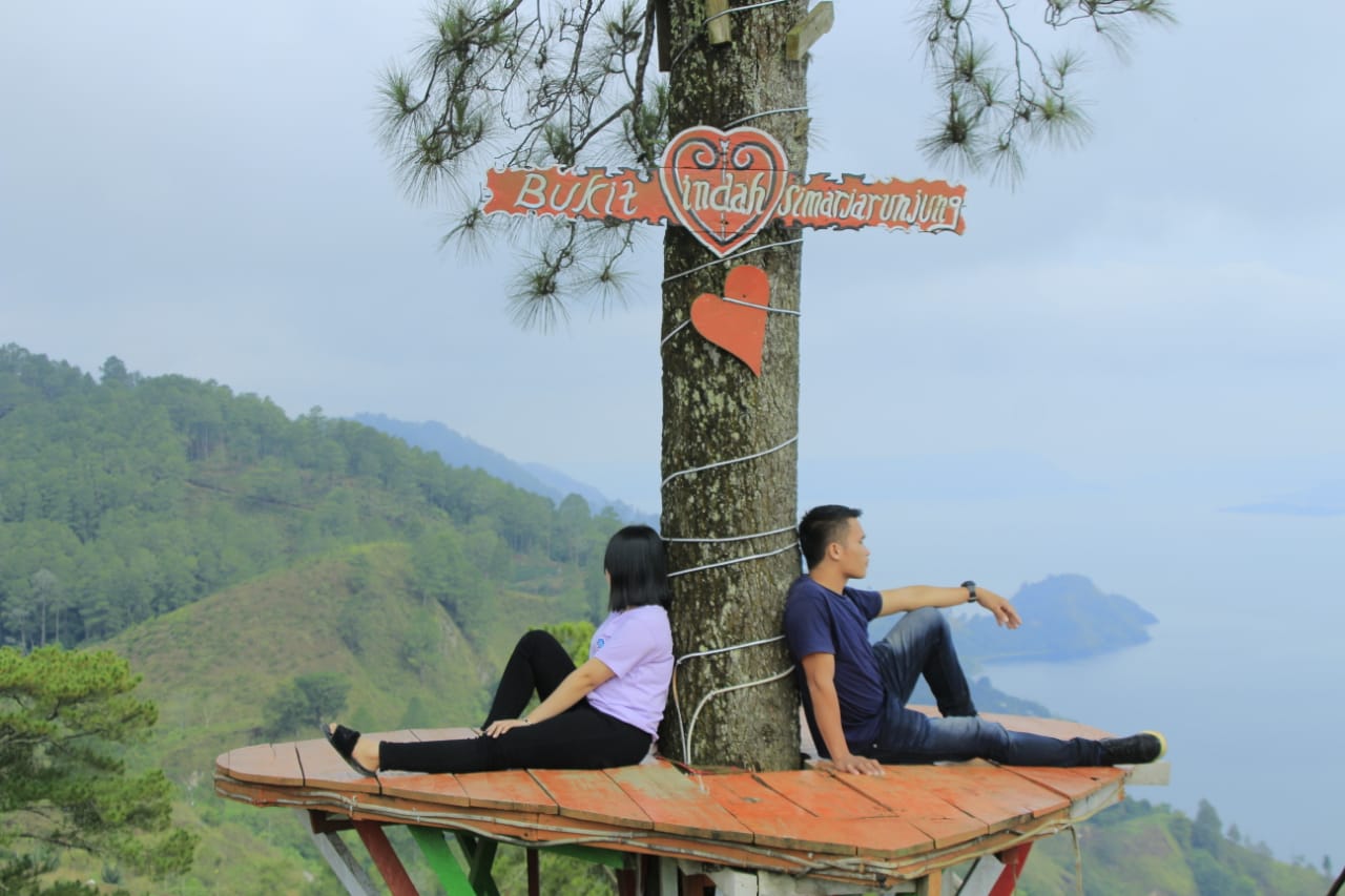 Wisata Terpopuler di Sumut, Melihat Keindahan Danau Toba dari Bukit Indah  Simarjarunjung - Lingkar.co