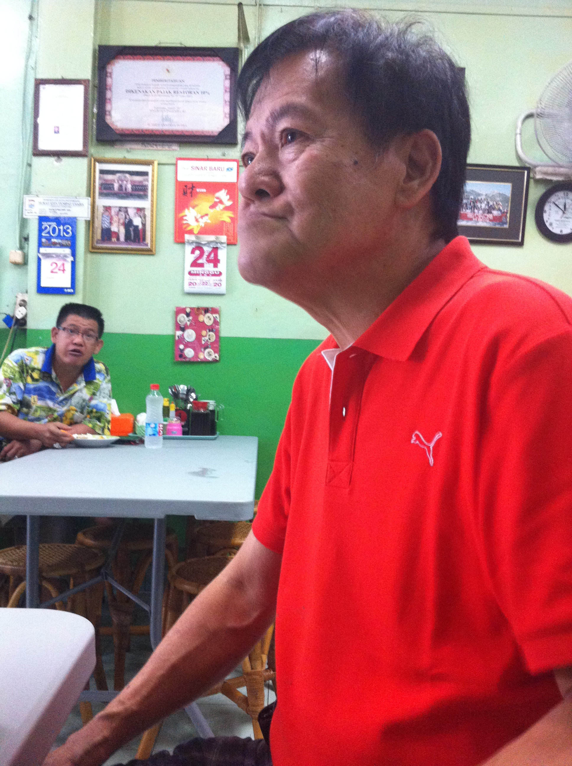 Tenggara pilihan William Wongso Di usianya yang tak lagi muda Mama Mimi masih terjun ke dapur Membuat kue bolu yang mengembang dengan cantik tanpa