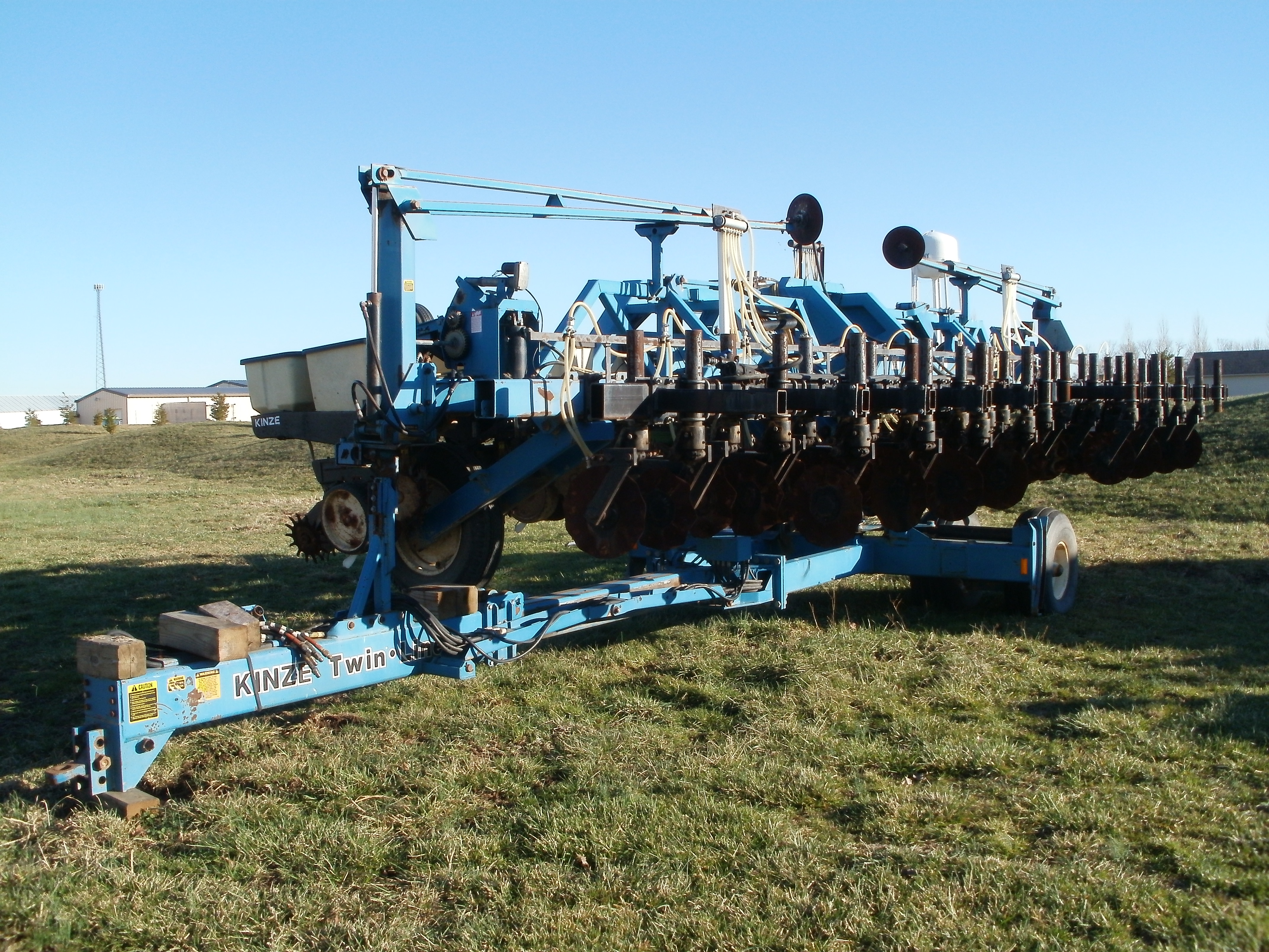 1988 Kinze 12Row Planter w/ Martin Cleaners Linndale