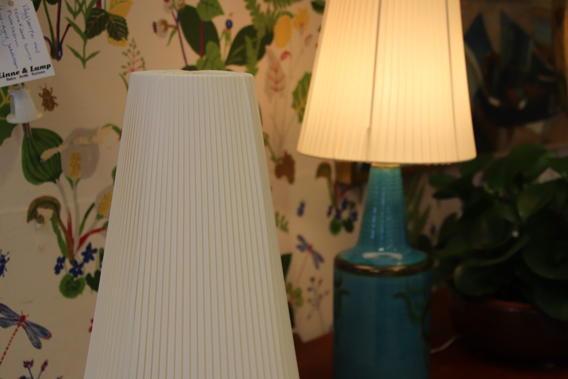 Strutig lampskärm med plisserat tyg. 57 cm hög Linne & Lump i Laxå AB