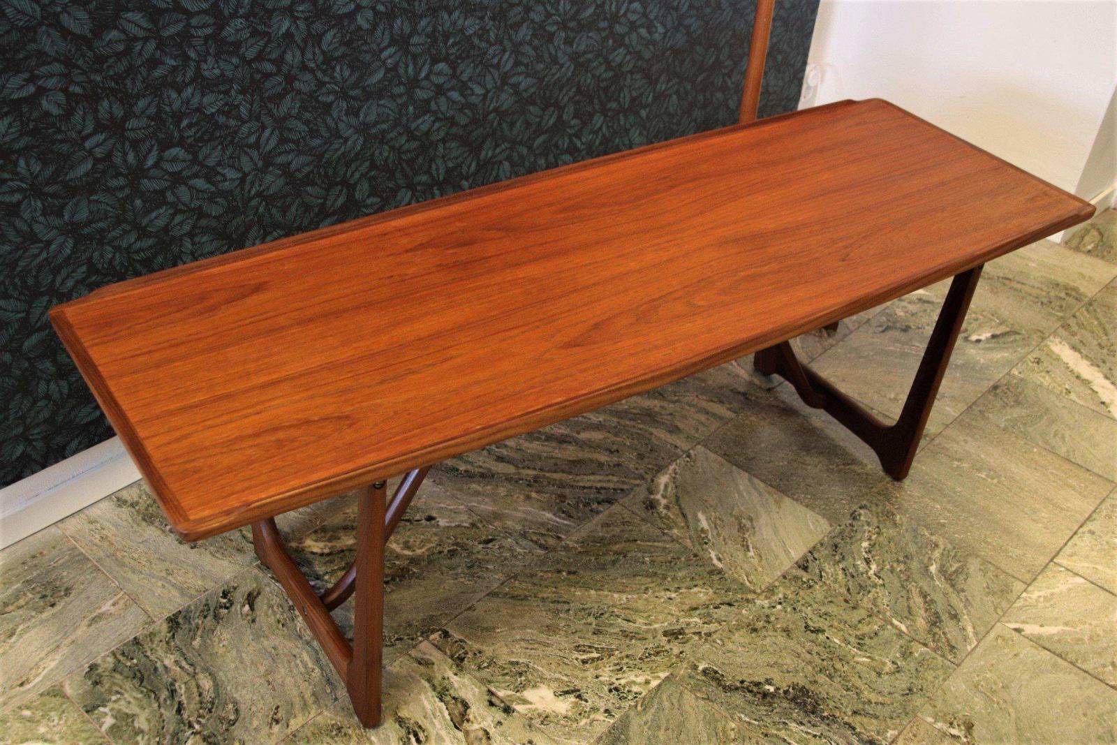 Danskt soffbord i teak med eleganta detaljer. 152x53x52 cm