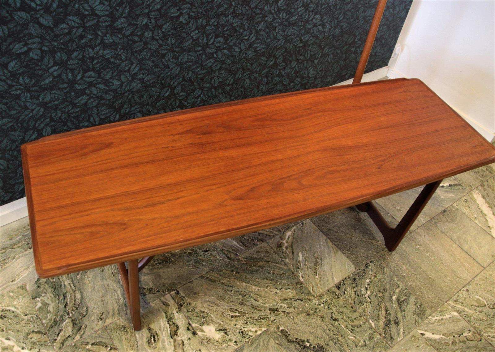 Danskt soffbord i teak med eleganta detaljer. 152x53x52 cm