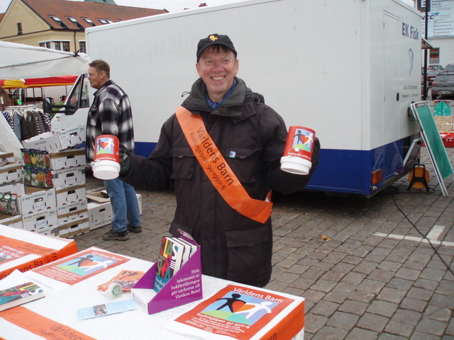 Webmaster med bössor för Världens Barn