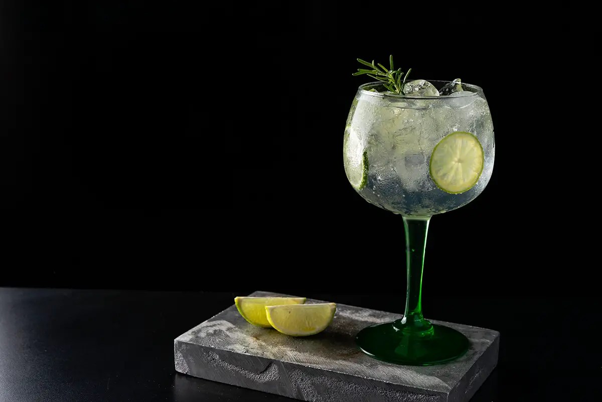 How To Chill a Glass for Beer & Cocktails (Tips & Tricks) Liquid