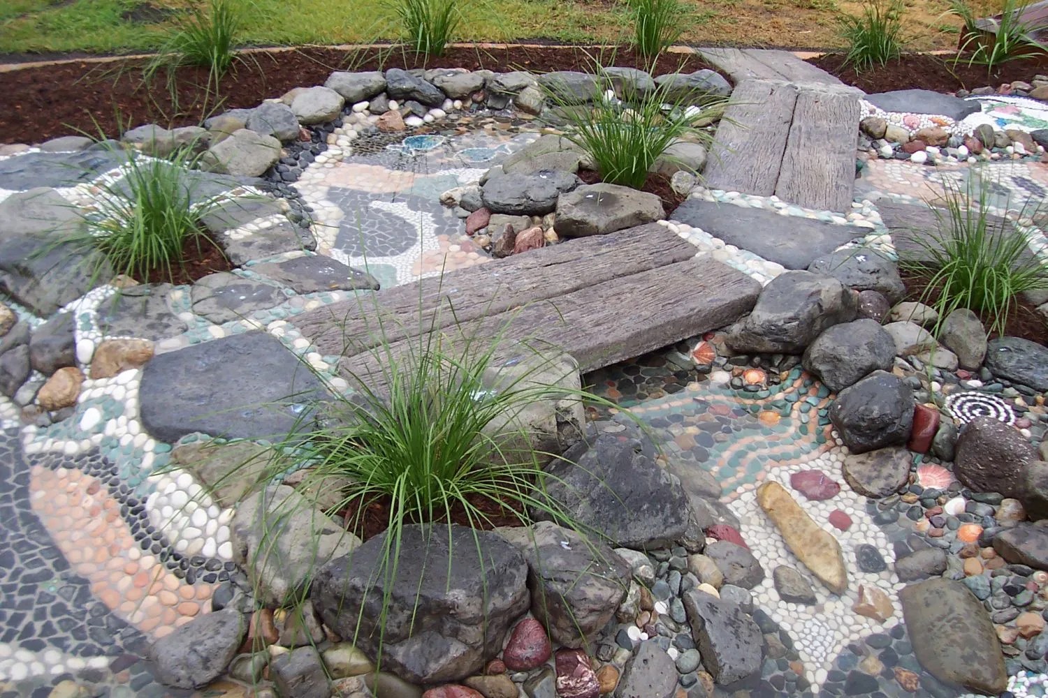 INTERACTIVE CREEKS AND DRY CREEK BEDS