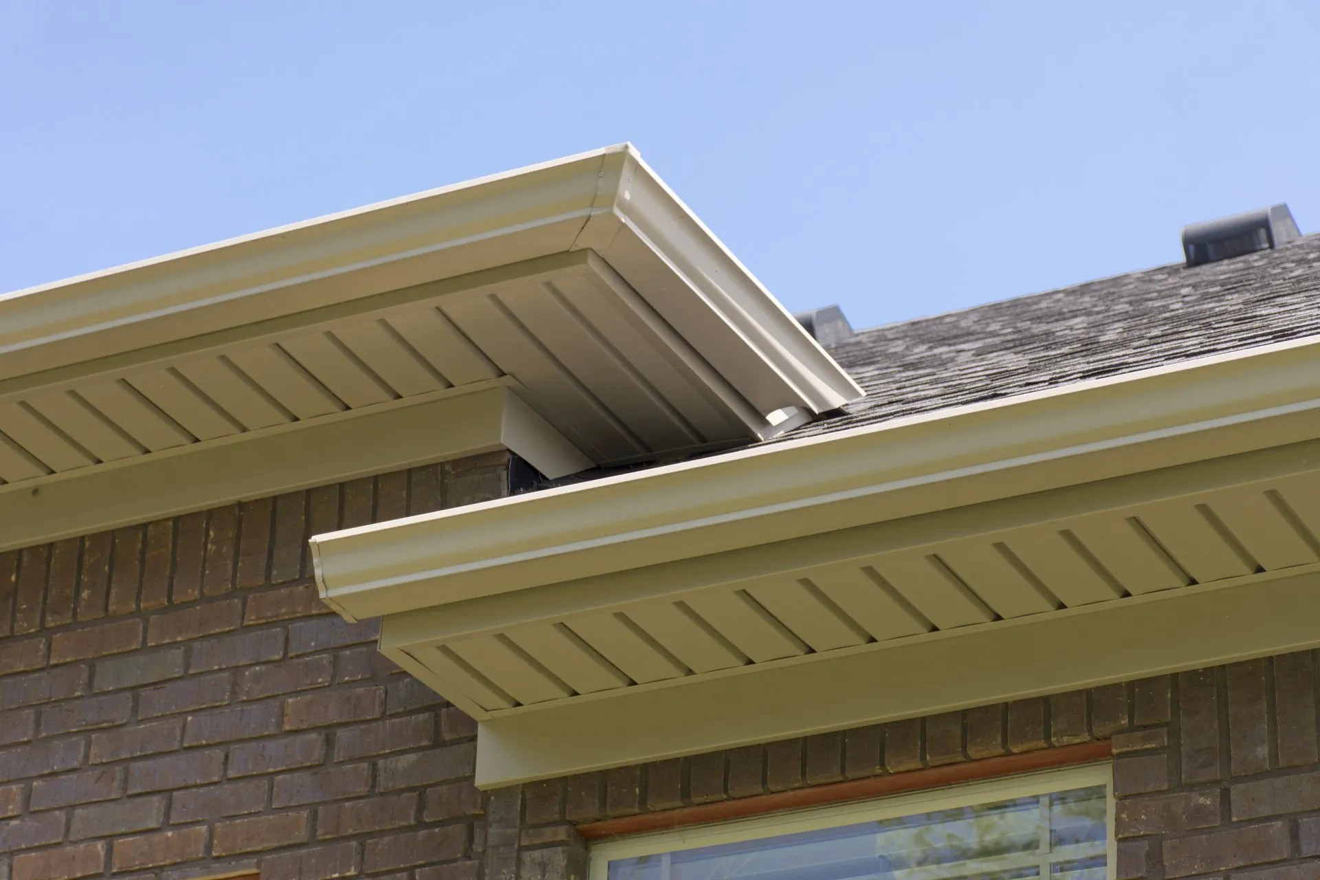 Which One is Best for Your Home? Seamless or Regular Gutters?