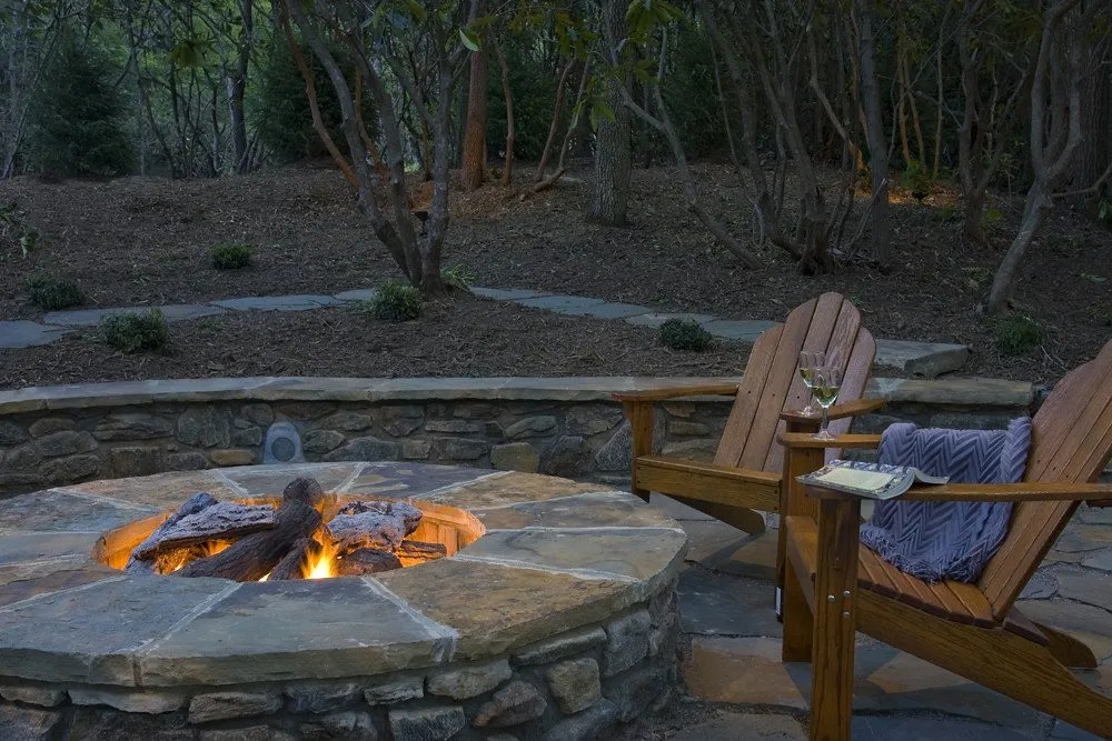 Can you use regular bricks in a fire pit?