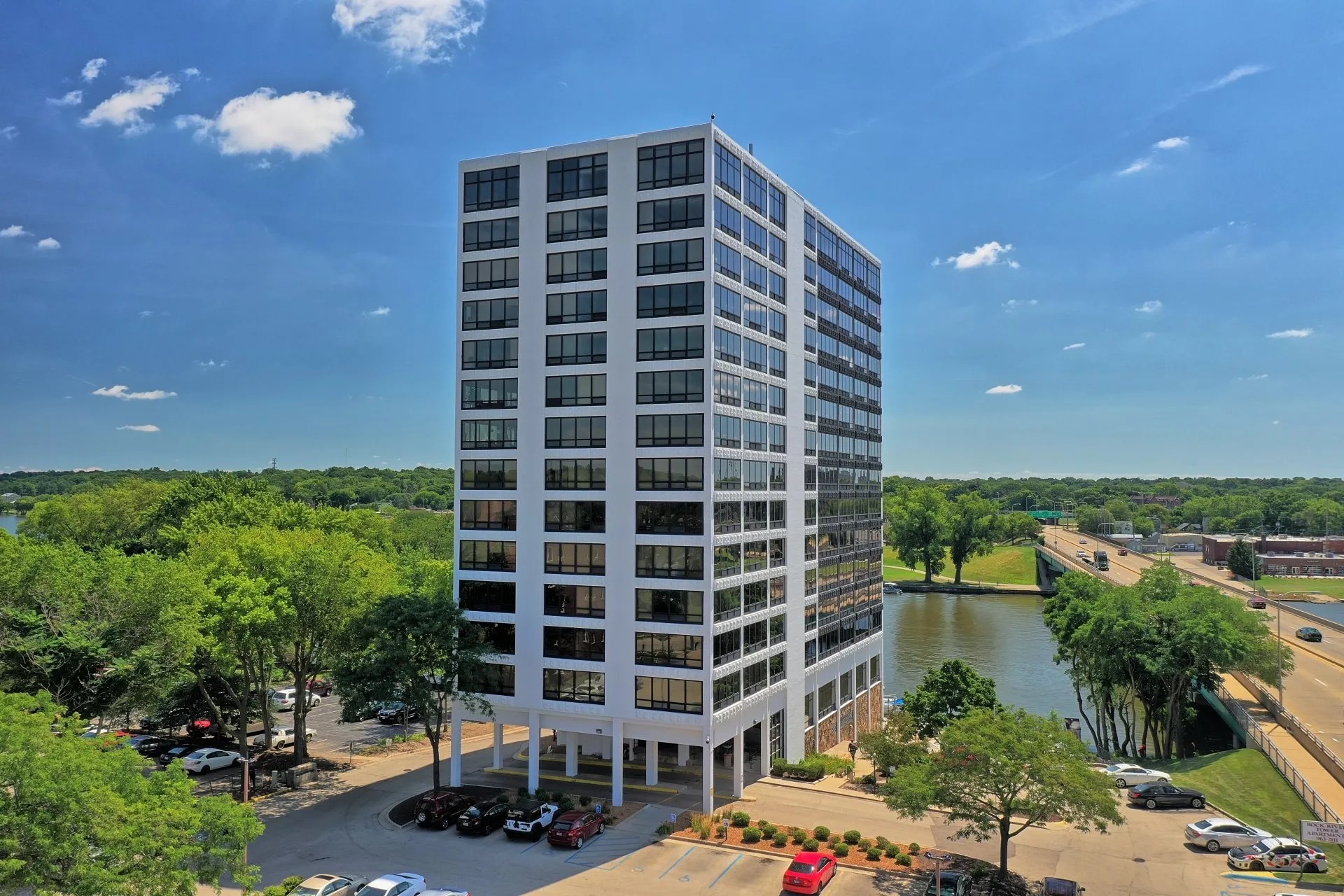 Rockford, IL Upscale Apartment Living Near Downtown Great Views