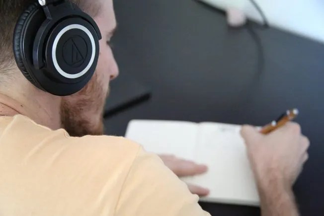 6 Tips on How to Write an Effective Artist Bio