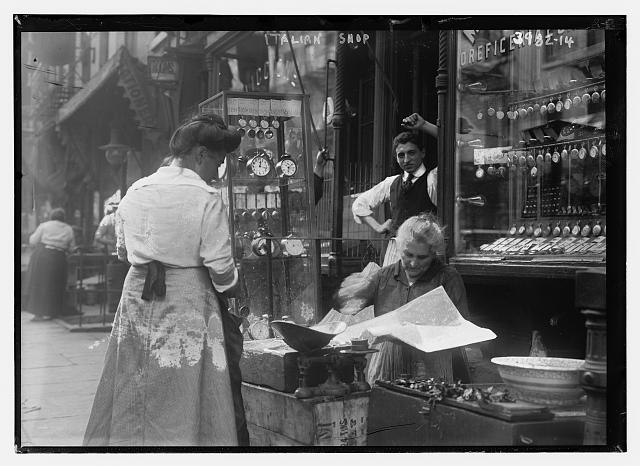 Save money and research genealogy the frugal way. Tips and strategies for finding the best bargains AND free genealogy websites. #genealogy #free #savemoney