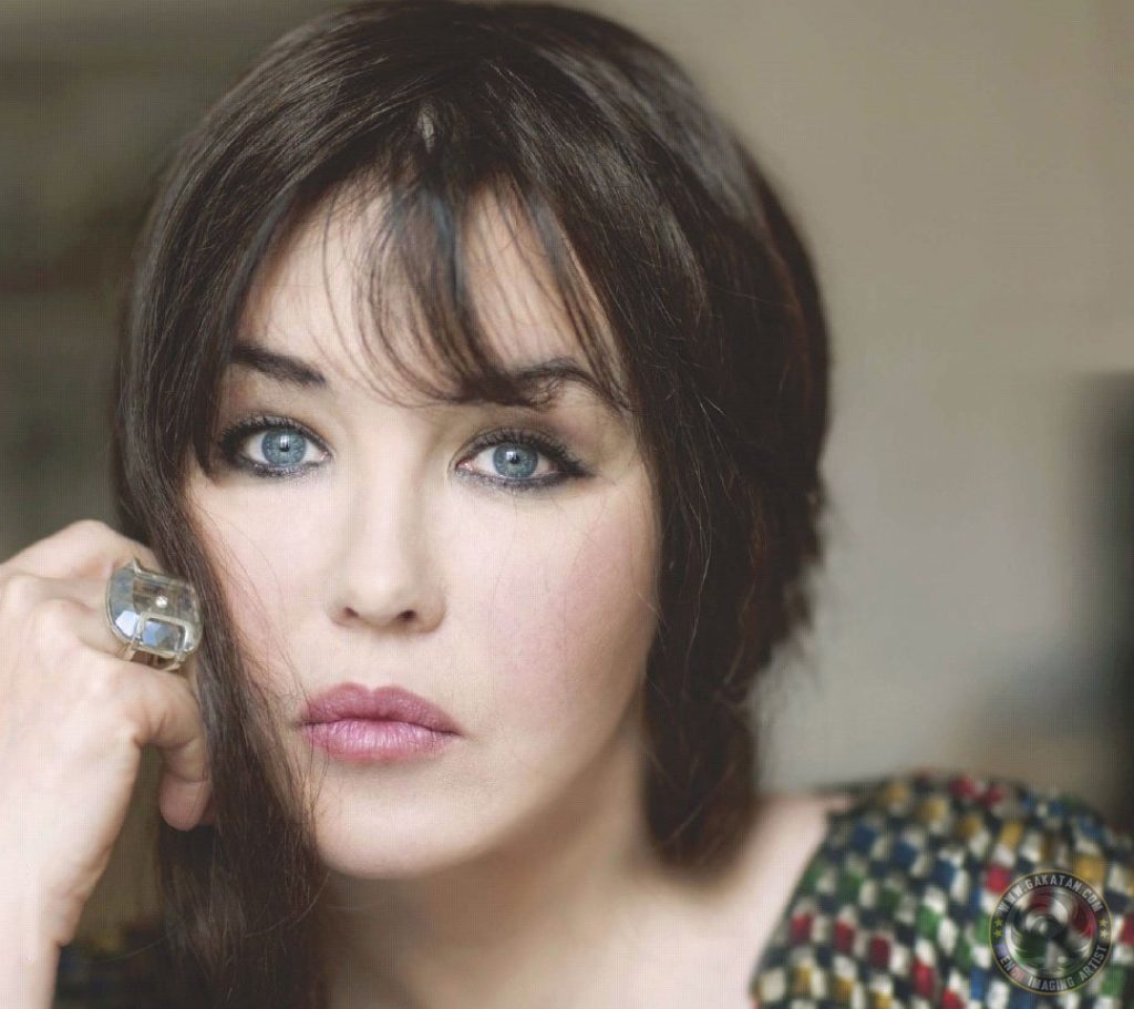 20 Rare Pictures of People with Black Hair and Blue Eyes