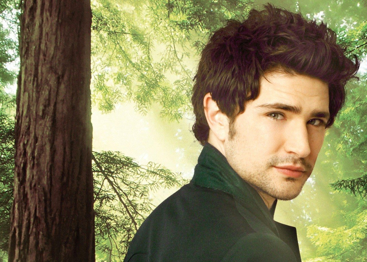 20 Rare Pictures of People with Black Hair and Blue Eyes
