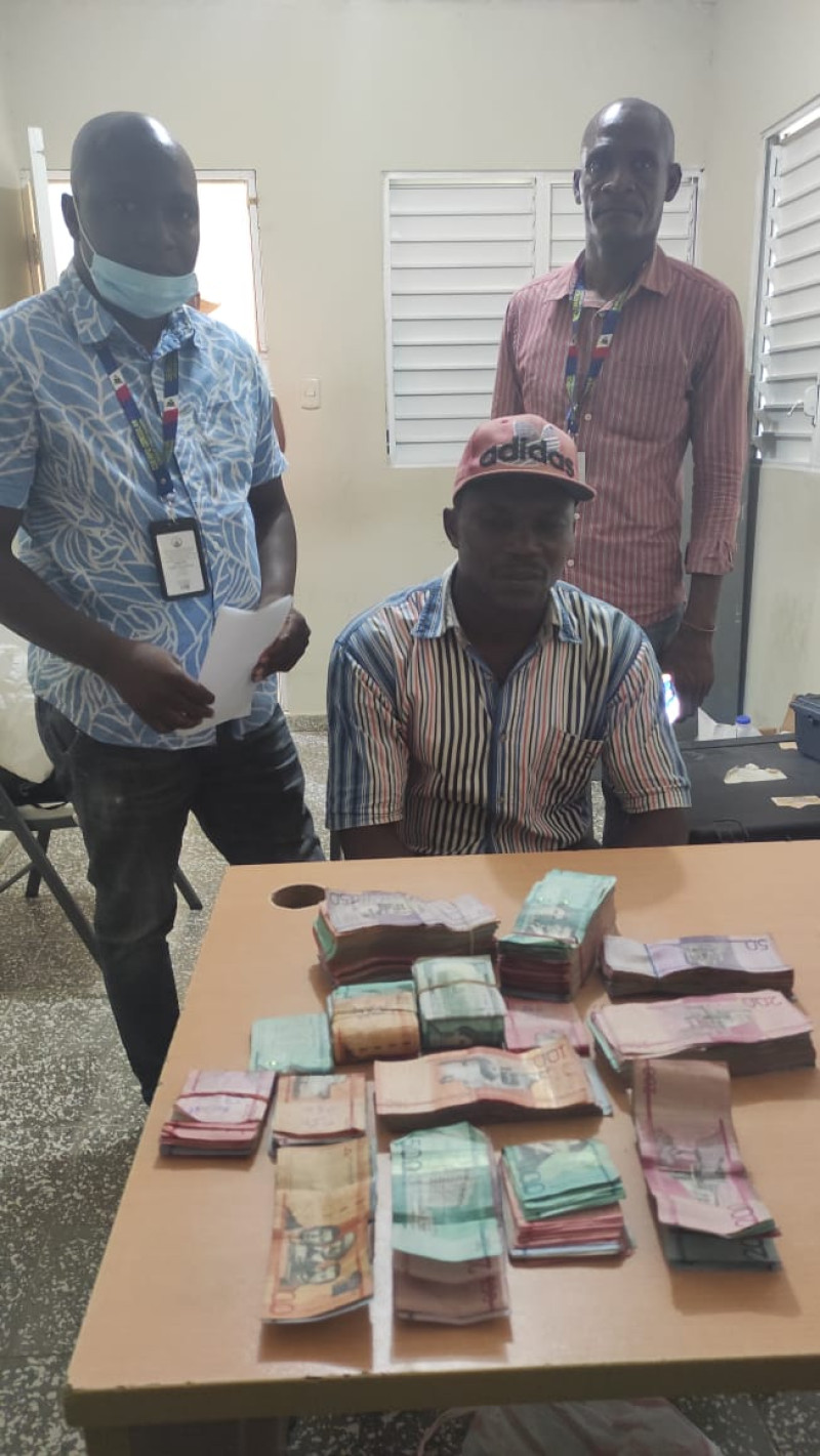 Apresan haitiano que intentó sacar del país más de un millón de pesos