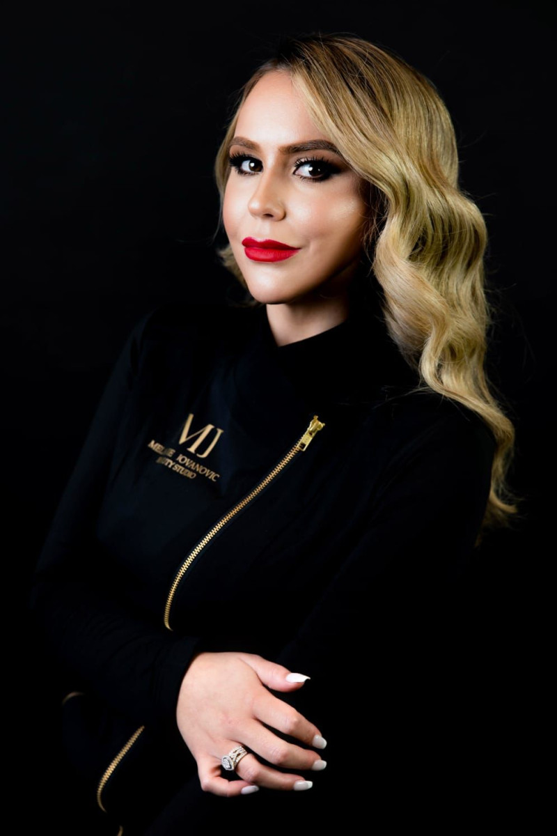 Melanie Jovanovic presenta su línea de maquillaje “Mela Beauty”