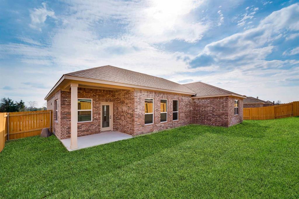 715 W Milas Ln, Glenn Heights, TX 75154