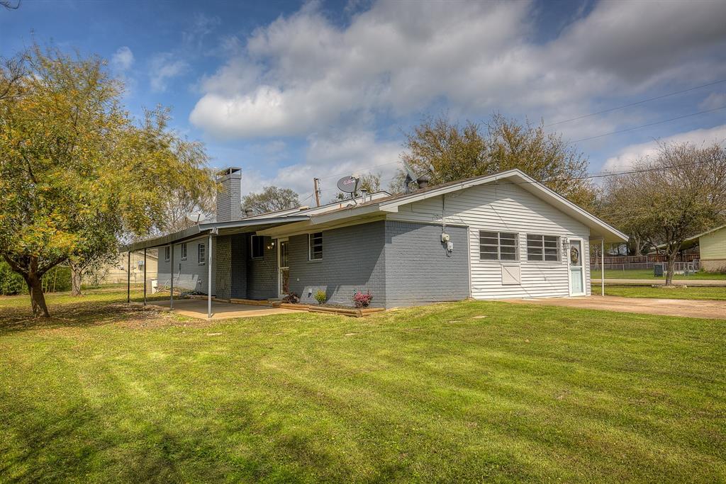 1315 Gateway Dr, Wills Point, TX 75169